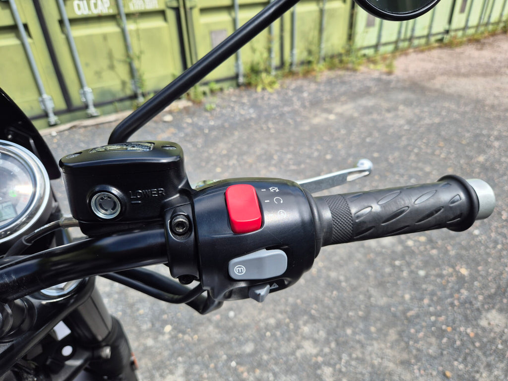 Triumph Bonneville T120 Black