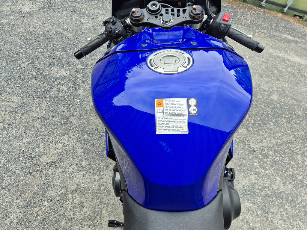 Yamaha R9