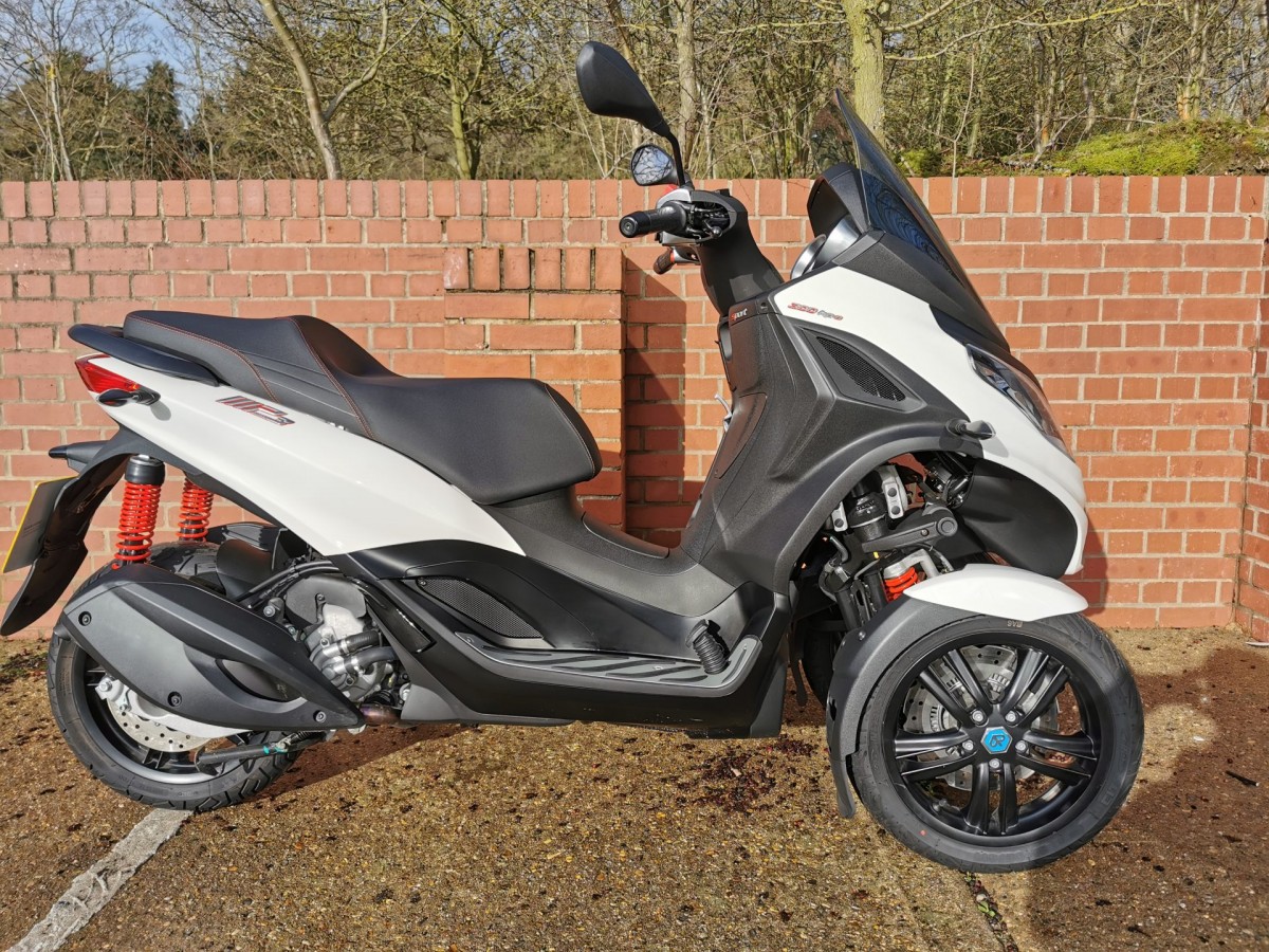 Sports Bikes: Piaggio MP3 300 HPE Sport - Mototechniks