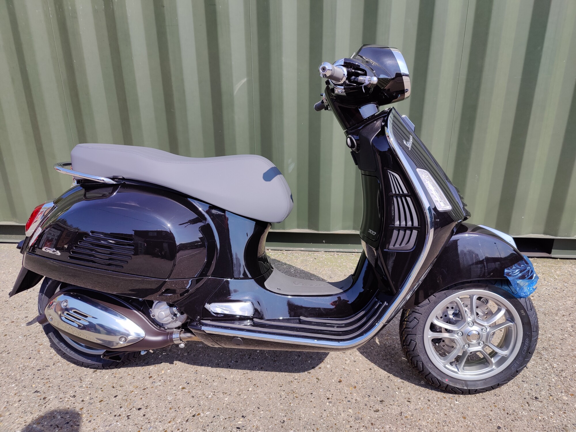 Vespa GTS Super Sport 300 HPE 2023 Black