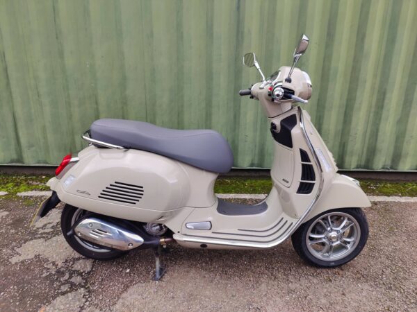 Vespa GTS 300 Beige Avvolgente