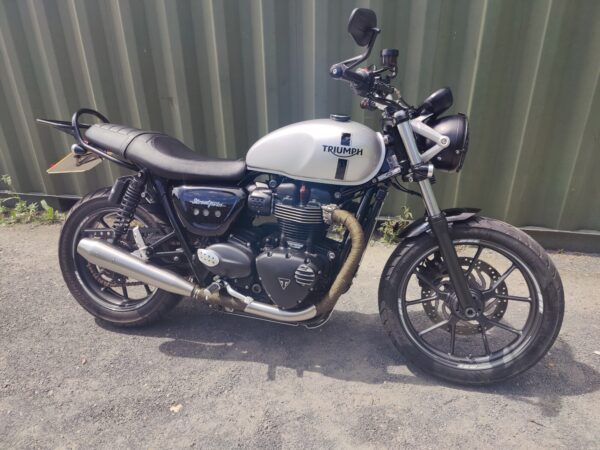 TRIUMPH STREET TWIN 900