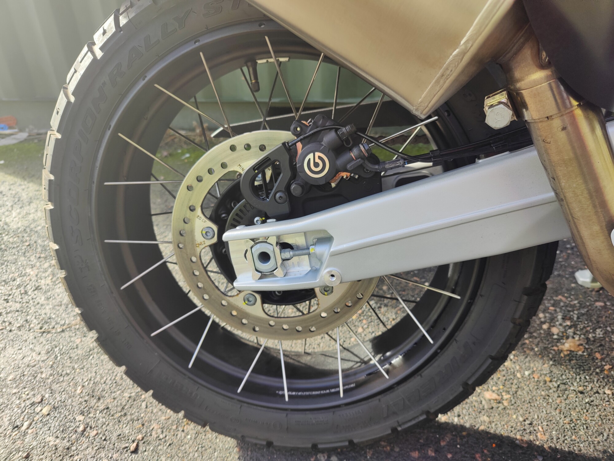 APRILIA TUAREG 660 HAILSTORM WHITE 2025 - EX DEMO - Image 5