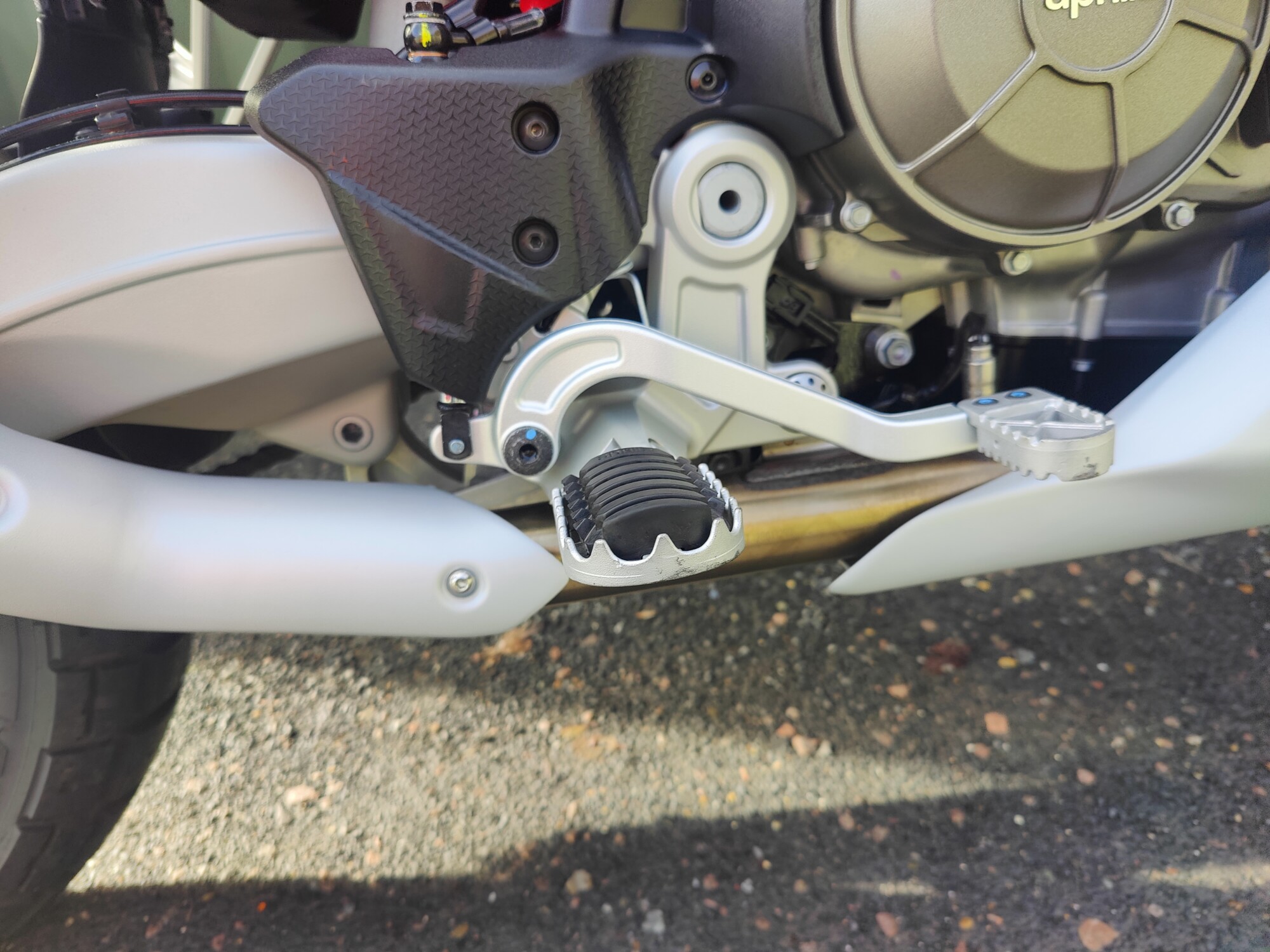 APRILIA TUAREG 660 HAILSTORM WHITE 2025 - EX DEMO - Image 8