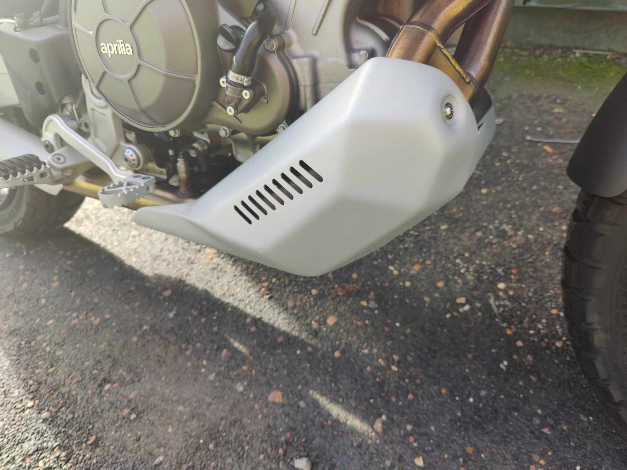 APRILIA TUAREG 660 HAILSTORM WHITE 2025 - EX DEMO - Image 10