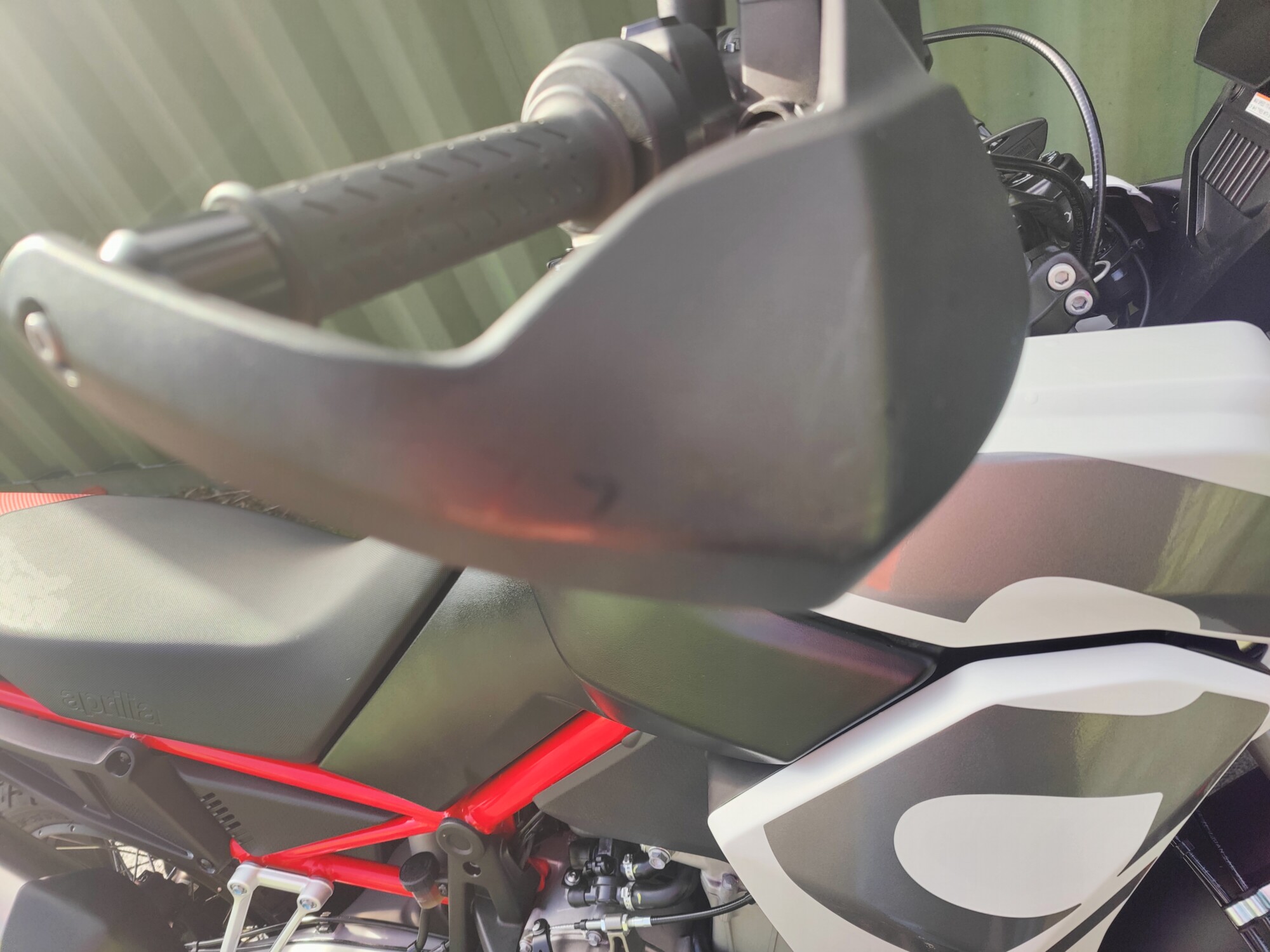 APRILIA TUAREG 660 HAILSTORM WHITE 2025 - EX DEMO - Image 16