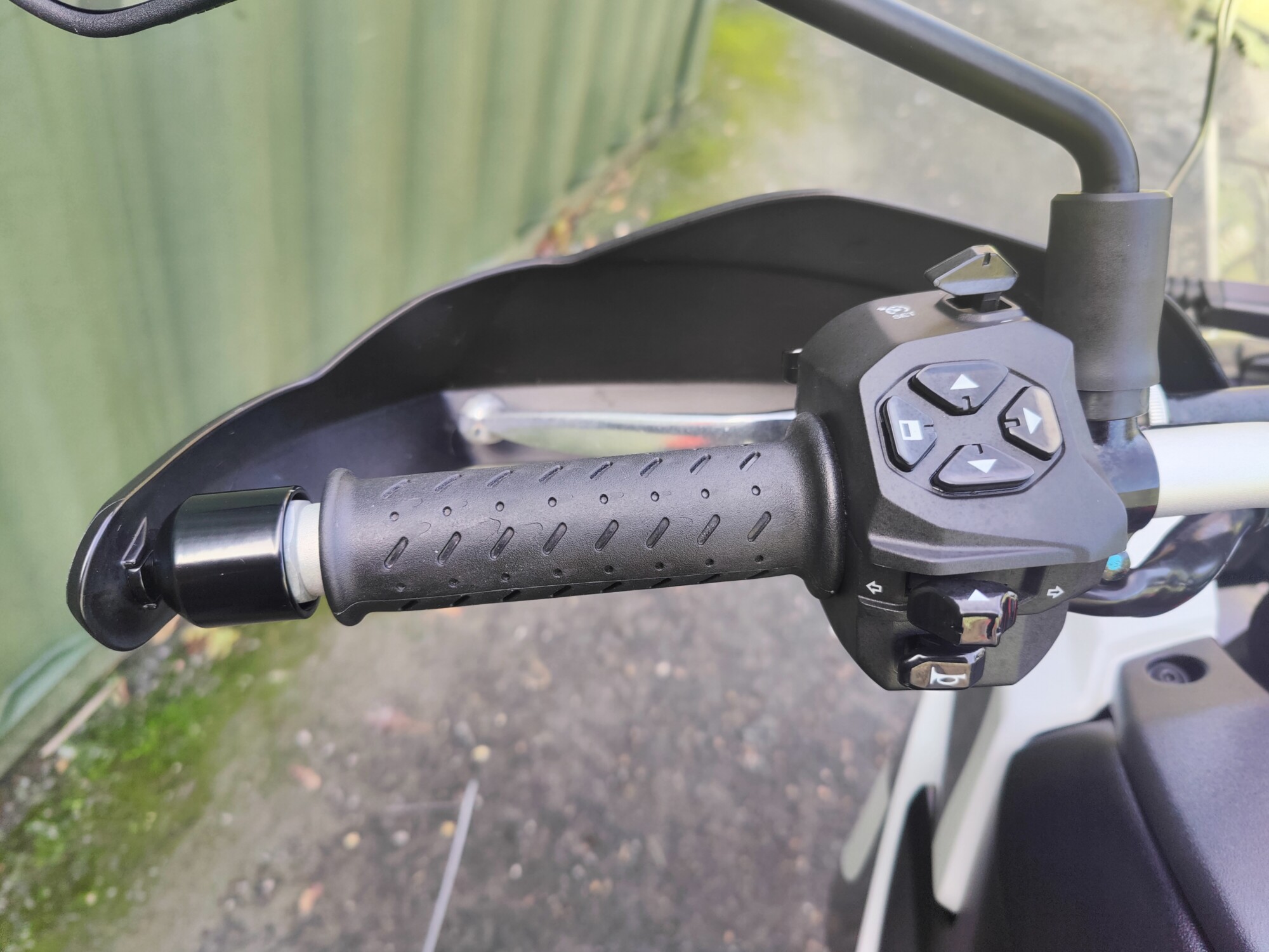 APRILIA TUAREG 660 HAILSTORM WHITE 2025 - EX DEMO - Image 22